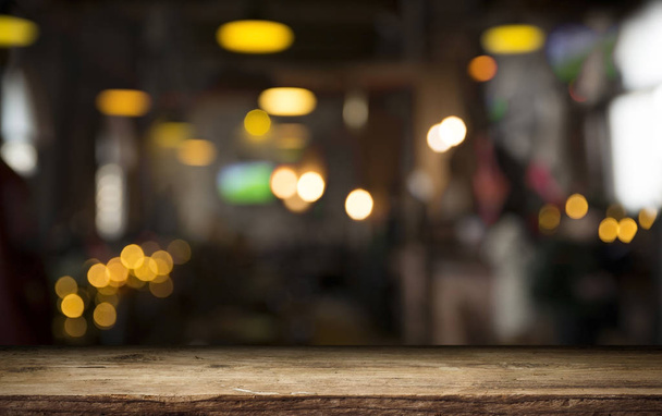 Barril de cerveza con vasos de cerveza en una mesa de madera. El fondo marrón oscuro
. - Foto, imagen