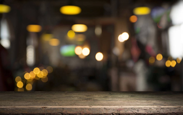Barril de cerveja com copos de cerveja em uma mesa de madeira. O fundo marrom escuro
. - Foto, Imagem