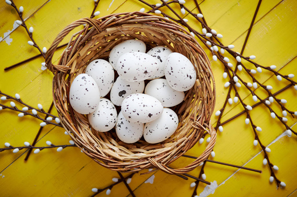 Kokonaisia kananmunia ruskeassa pajukorissa. Pääsiäislomien käsite
 - Valokuva, kuva