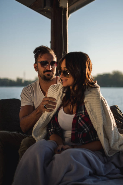 Ember kiterjedő barátnője pulóvert a folyó - Fotó, kép