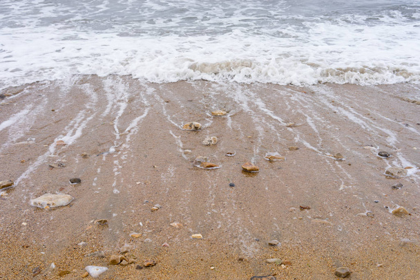 海の撤退と砂浜の小石のビーチで石 - 写真・画像
