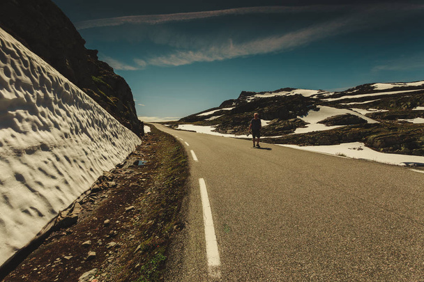 Turistická fotografie z vysoké sněhové zdi na silnici, Norsko - Fotografie, Obrázek