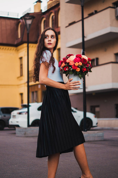 Happy pretty girl holding present of bouquet with roses  - Foto, Imagem