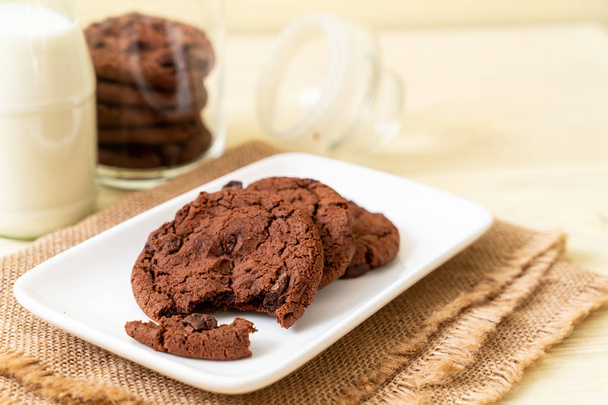 chocolate cookies with chocolate chips  - Valokuva, kuva