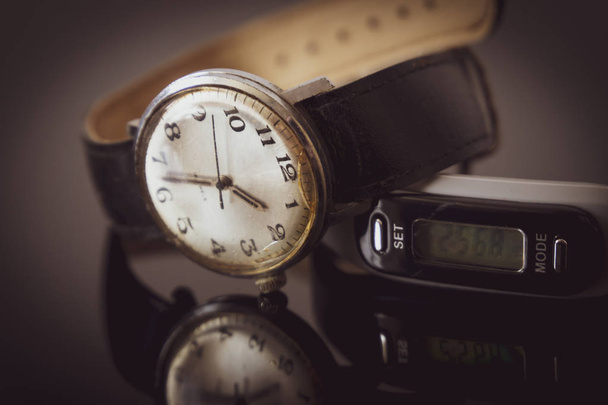 Ciferník Náramkové hodinky odráží na stůl - Fotografie, Obrázek
