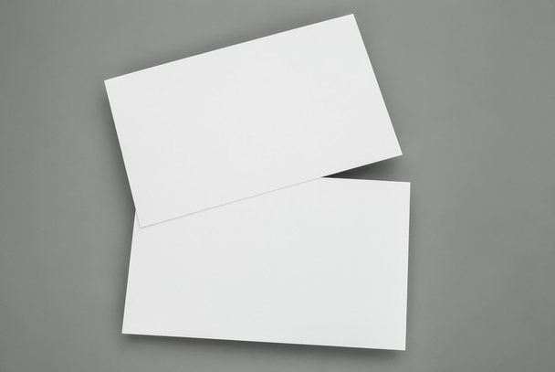 cartões de visita em branco no fundo cinza
 - Foto, Imagem