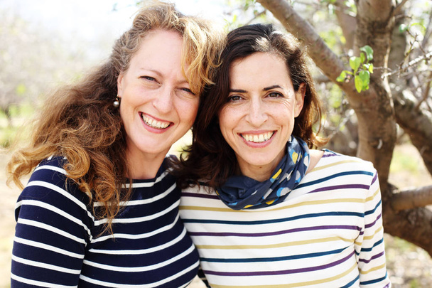 Retrato de dos mujeres maduras reales sonrientes al aire libre - Foto, Imagen