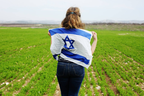 Bir İsrail bayrağı tutan kadın - Fotoğraf, Görsel