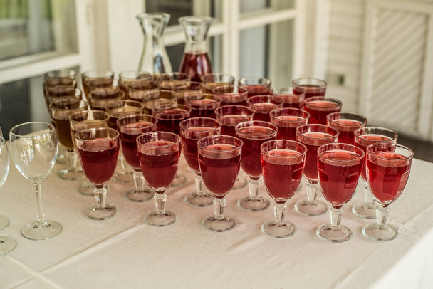 glazen wijn ontbijtbuffet tabel SAP rode smaak vakantie witte tabel glas - Foto, afbeelding