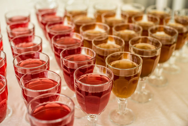 склянки вина шведський стіл сік червоний смак свято білий стіл склянка
 - Фото, зображення