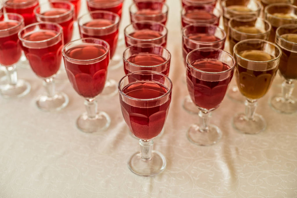 copos de vinho buffet de suco de mesa vermelho sabor feriado branco vidro de mesa
 - Foto, Imagem