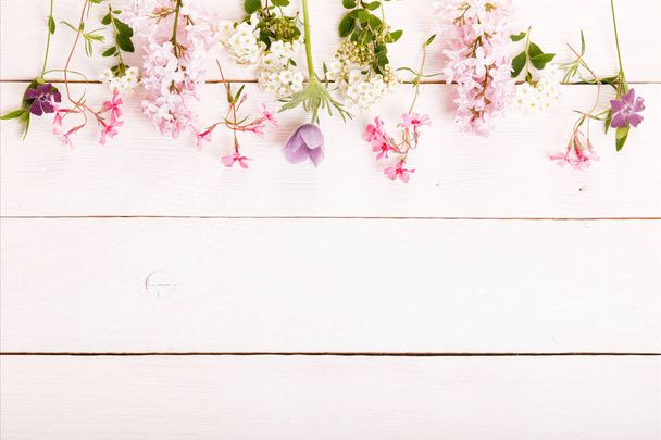 Святкова квіткова композиція на білому дерев'яному фоні. Вид зверху
 - Фото, зображення