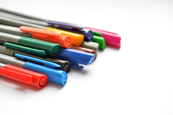 Set di penne arcobaleno, disposte caoticamente sul lato sinistro della foto con copyspace
 - Foto, immagini