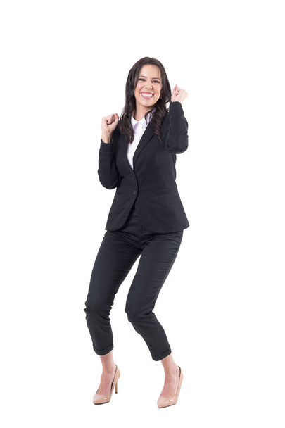Entusiasmada mulher de negócios vencedora celebrando com punhos apertados. Corpo inteiro isolado em fundo branco
.  - Foto, Imagem