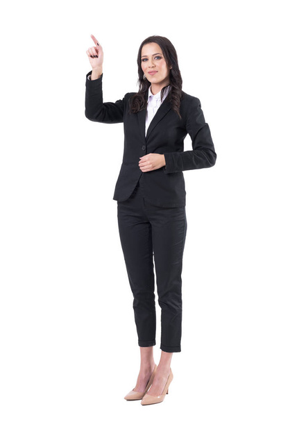 junge glückliche schöne elegante Geschäftsfrau im formalen Anzug zeigt mit dem Finger nach oben. Ganzkörper isoliert auf weißem Hintergrund.  - Foto, Bild