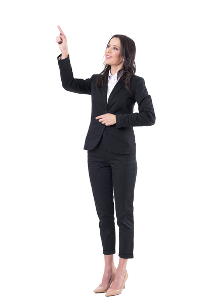 Amigável sorridente mulher de negócios apontando dedo usando tela sensível ao toque na realidade virtual. Corpo inteiro isolado em fundo branco
.  - Foto, Imagem