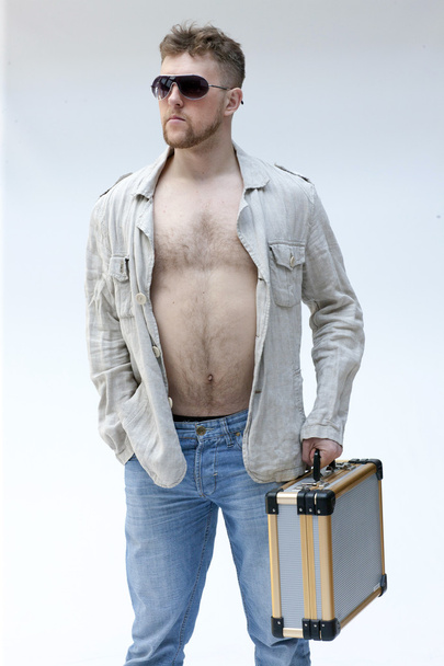macho muž v bundě na nahé tělo s portfoliem - Fotografie, Obrázek