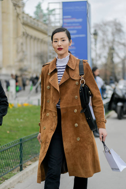 La modelo china Liu Wen llega para el desfile de moda Chole durante la Semana de la Moda de París Ropa de mujer Otoño / Invierno 2019 / 2020 en París, Francia, 28 de febrero de 2019
 - Foto, imagen