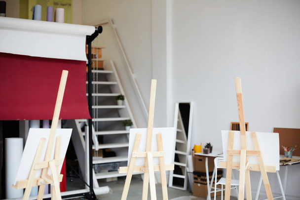 Staffeleien im Atelier für zeitgenössische Kunst oder Klassenzimmer in der Kunstschule - Foto, Bild