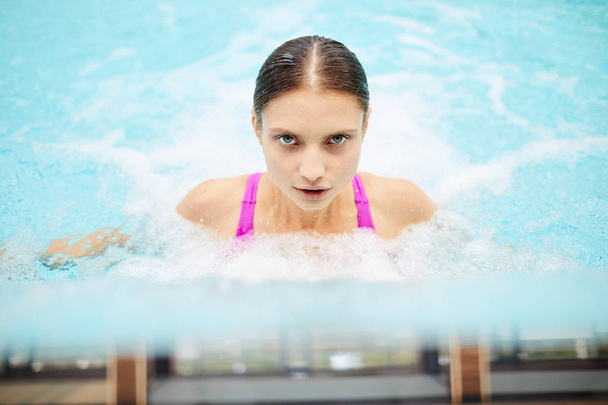 中にスパ スイミング プールで水の流れを楽しんでいる女の子に合う - 写真・画像