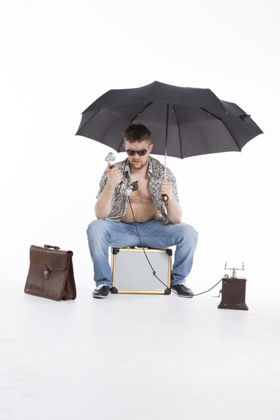 joven atlético hombre de negocios bajo paraguas
 - Foto, Imagen
