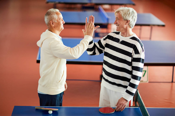 У віці успішних тенісистів роблять високі п'ять жестів до або після гри
 - Фото, зображення