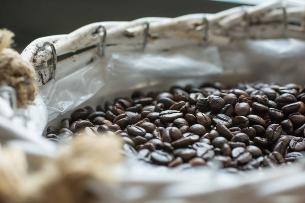 Braune Kaffeebohnen in einem weißen Korb - Foto, Bild
