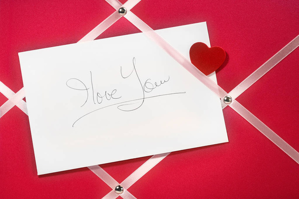 あなたを愛してカード ピンナップ ボードに手書きのメッセージ - 写真・画像