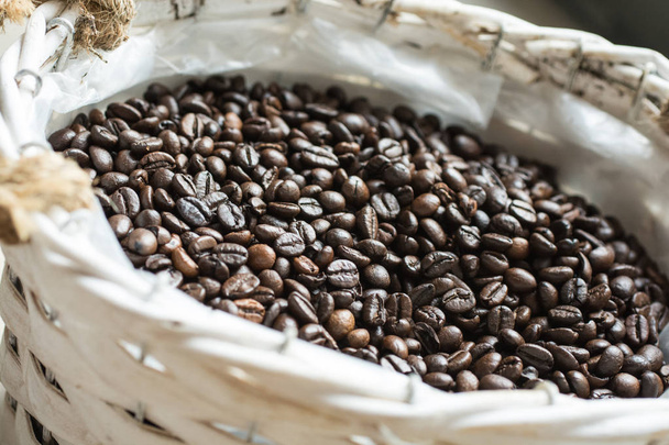 白いバスケットの中の茶色のコーヒー豆 - 写真・画像