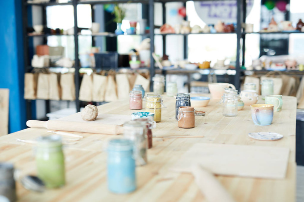 Groupe de fournitures et outils à main pour l'artisanat de la poterie sur table en bois dans l'atelier
 - Photo, image