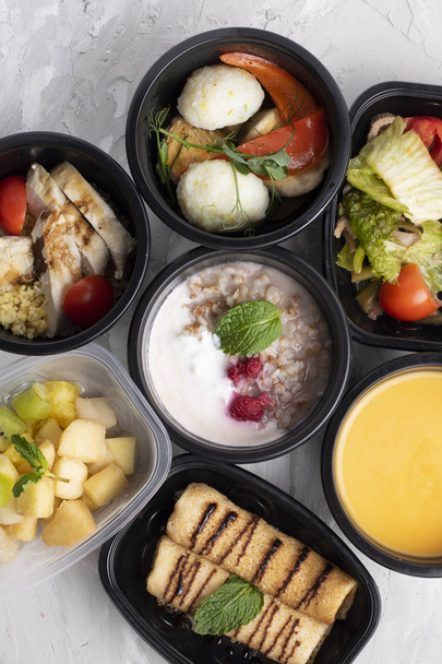 χυλό βρώμης με φράουλες, κρέας στον ατμό και λαχανικά, υγιεινό πρωινό και μεσημεριανό γεύμα, σωστή διατροφή - Φωτογραφία, εικόνα