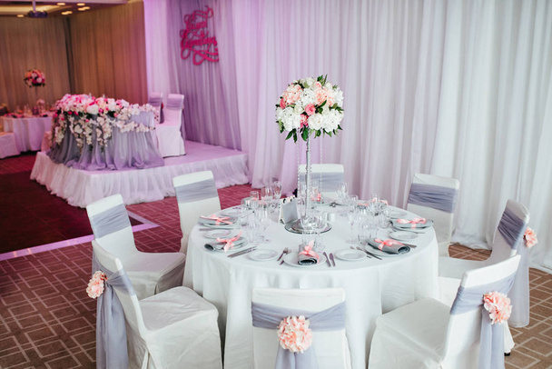 Salón de banquetes para bodas con elementos decorativos
 - Foto, imagen