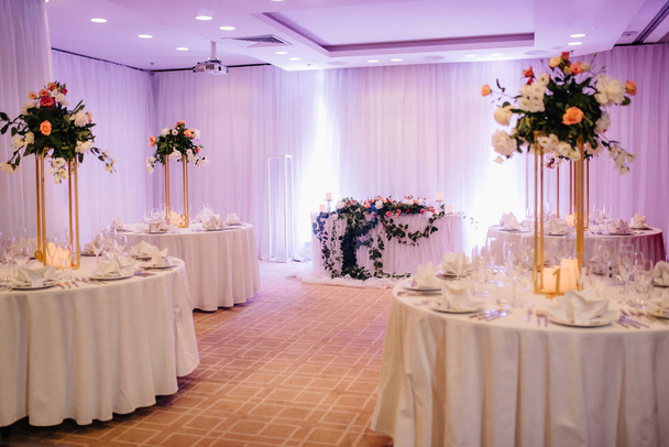Salão de banquetes para casamentos com elementos decorativos
 - Foto, Imagem