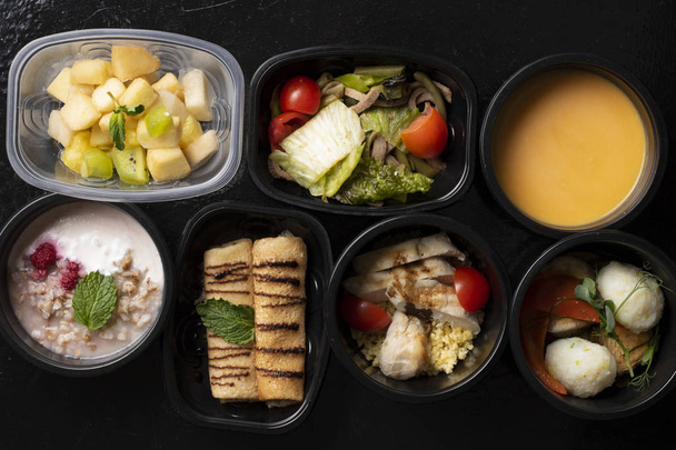 nutrición adecuada para la dieta en envases de plástico para alimentos, vista superior
 - Foto, imagen
