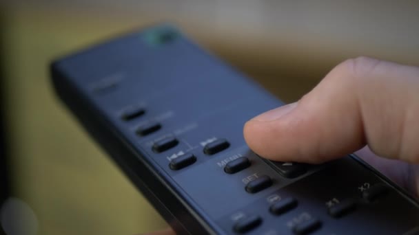Hand persen knop op afstandsbediening televisie - Video