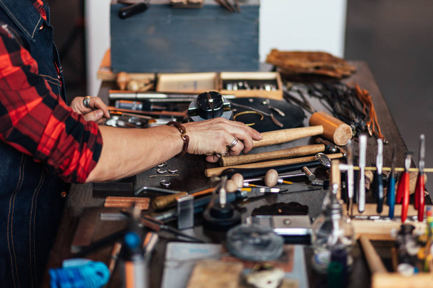 master putting tools on the table - Фото, зображення