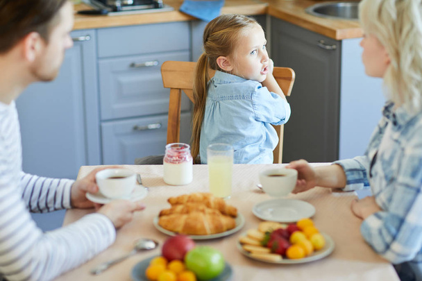 Sértett gyermek beszél neki nem szívesen anya a reggeli otthon - Fotó, kép