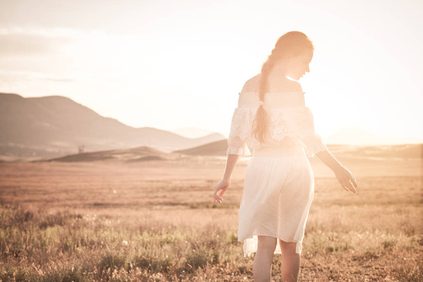 menina ruiva em um campo de trigo em um vestido branco sorri um lindo sorriso
 - Foto, Imagem
