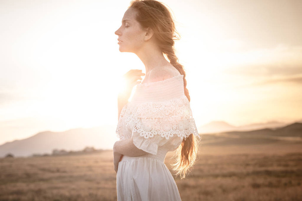 рыжая девушка в поле пшеницы в белом платье улыбается прекрасная улыбка
 - Фото, изображение