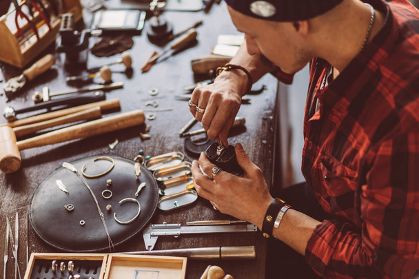 guy executing jewellery repair - Foto, imagen