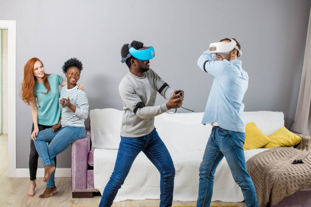 International students enjoying together with glasses of virtual reality home - Foto, Imagem