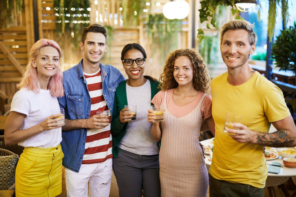 Öt boldog alkalmi barátok italok sorban álló kávézóban, és hogy pirítóst, miközben nézi meg - Fotó, kép