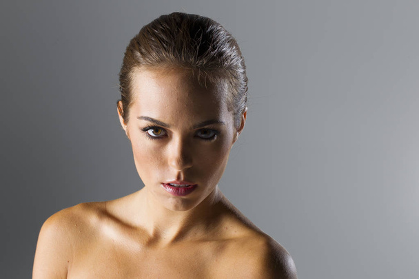 Krásná brunetka Model představuje v prostředí Studio - Fotografie, Obrázek