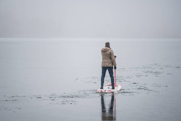 Invierno SUP paseo en el lago helado
 - Foto, imagen