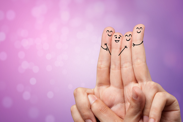 Joyeux petits doigts souriants et accrochés ensemble
 - Photo, image