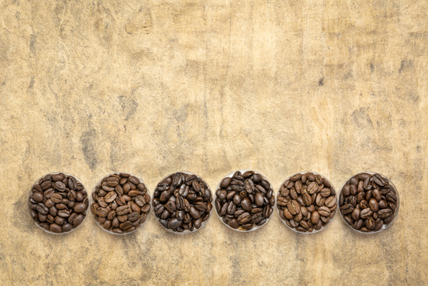 variedade de grãos de café de diferentes partes do mundo
  - Foto, Imagem