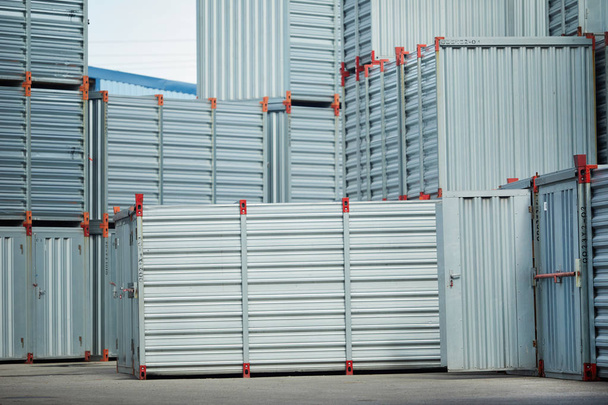 Muchos contenedores de almacenamiento metálicos nuevos donde se guardan varios suministros y cargas
 - Foto, Imagen