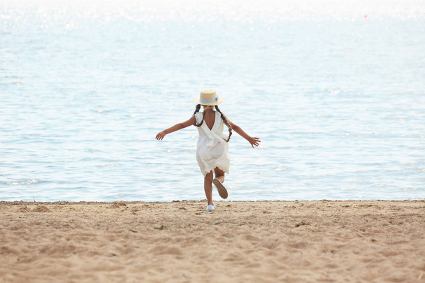 Просмотр портрета беззаботной девочки-подростка, бегущей к воде счастливо вытянув руки, скопировать пространство
 - Фото, изображение