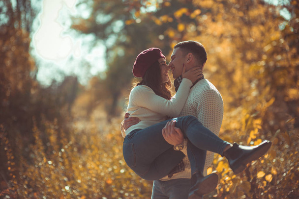 Couple dans le bois, regardant dans l'amour
 - Photo, image
