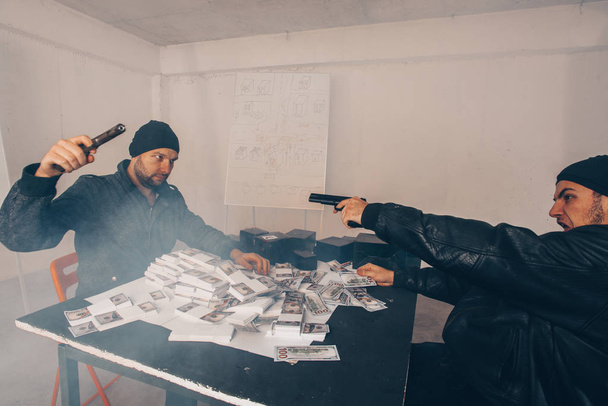 Des gangsters se battent au sous-sol
 - Photo, image